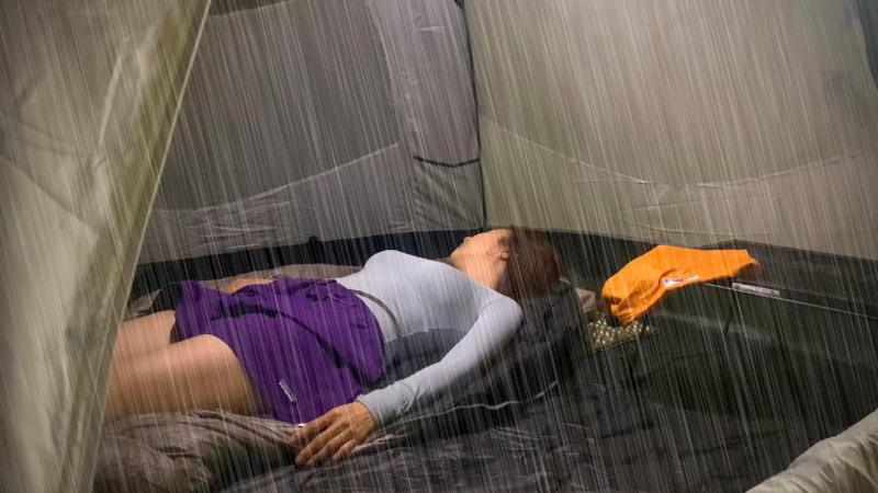 单人帐篷露营经受住雨水和强风/强风比大雨更可怕