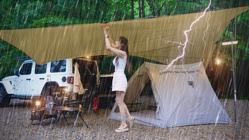 强降雨 艰苦露营 ☔ 在帐篷里放松 将防水布连接到汽车上