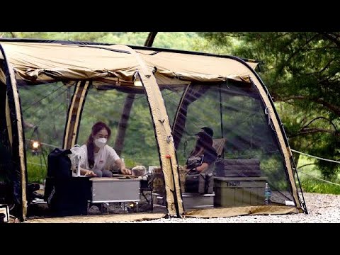 两个喜欢露营的女孩/在深山凉谷水中露营过夜