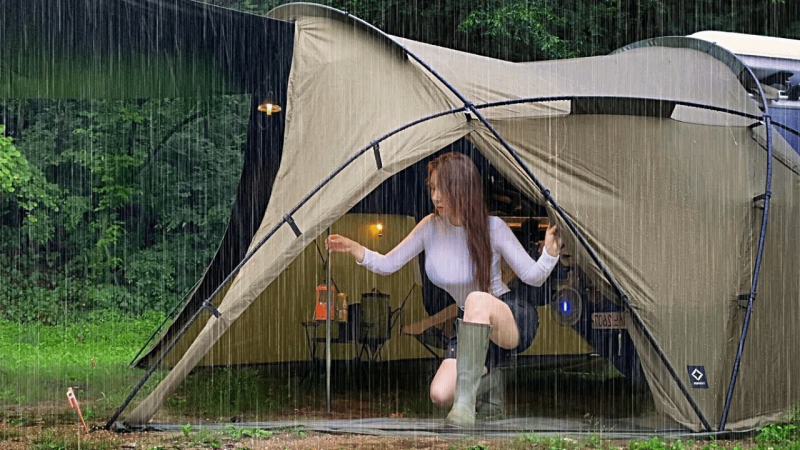 在森林冰冷的山谷中暴雨雷雨/单人野营/雨中露营 / 雨声ASMR