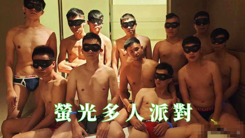 荧光多人性交派对，在昏暗灯光里尽情释放淫欲，浪叫声和啪啪声此起彼伏