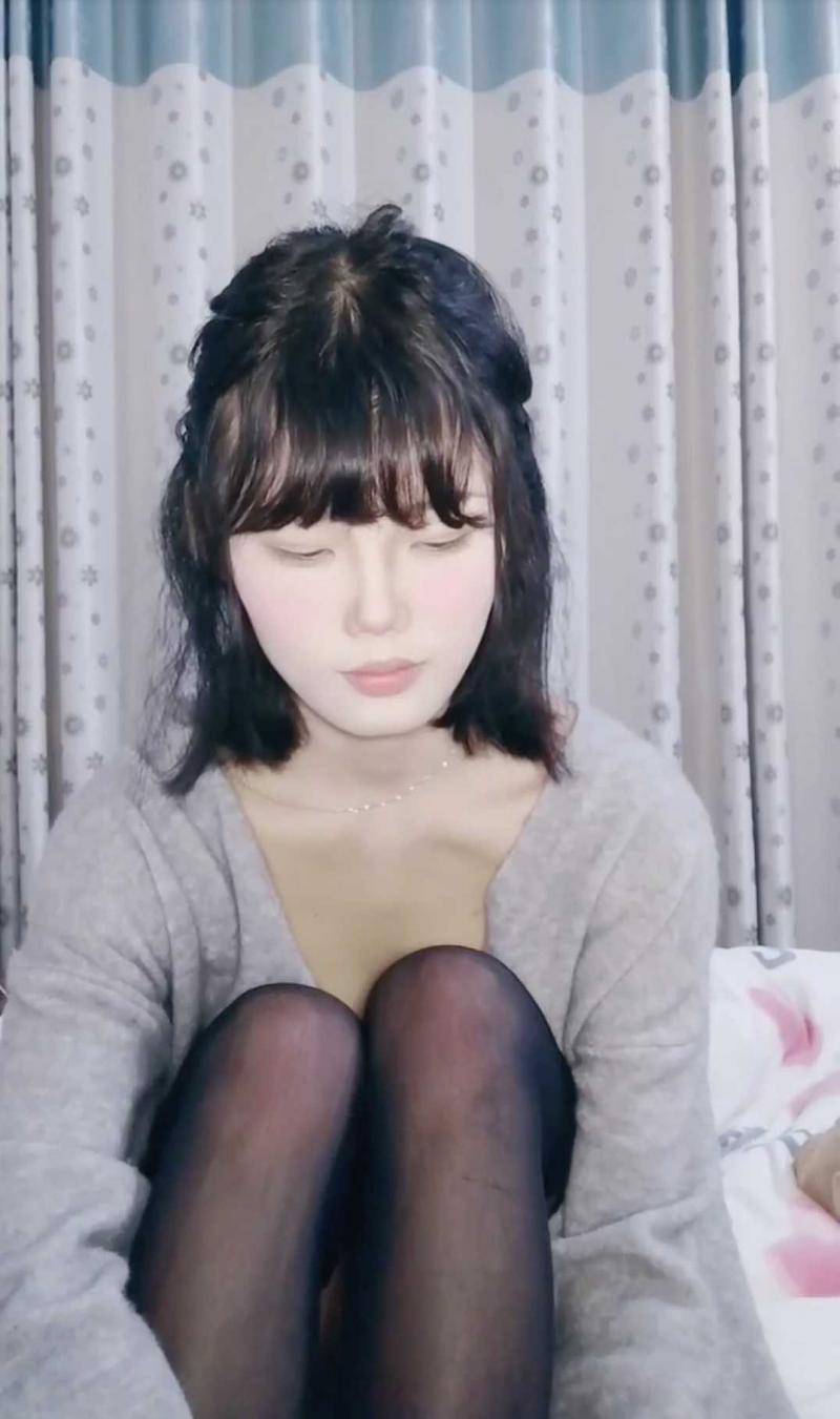 文静短发美少_女性感透视装！