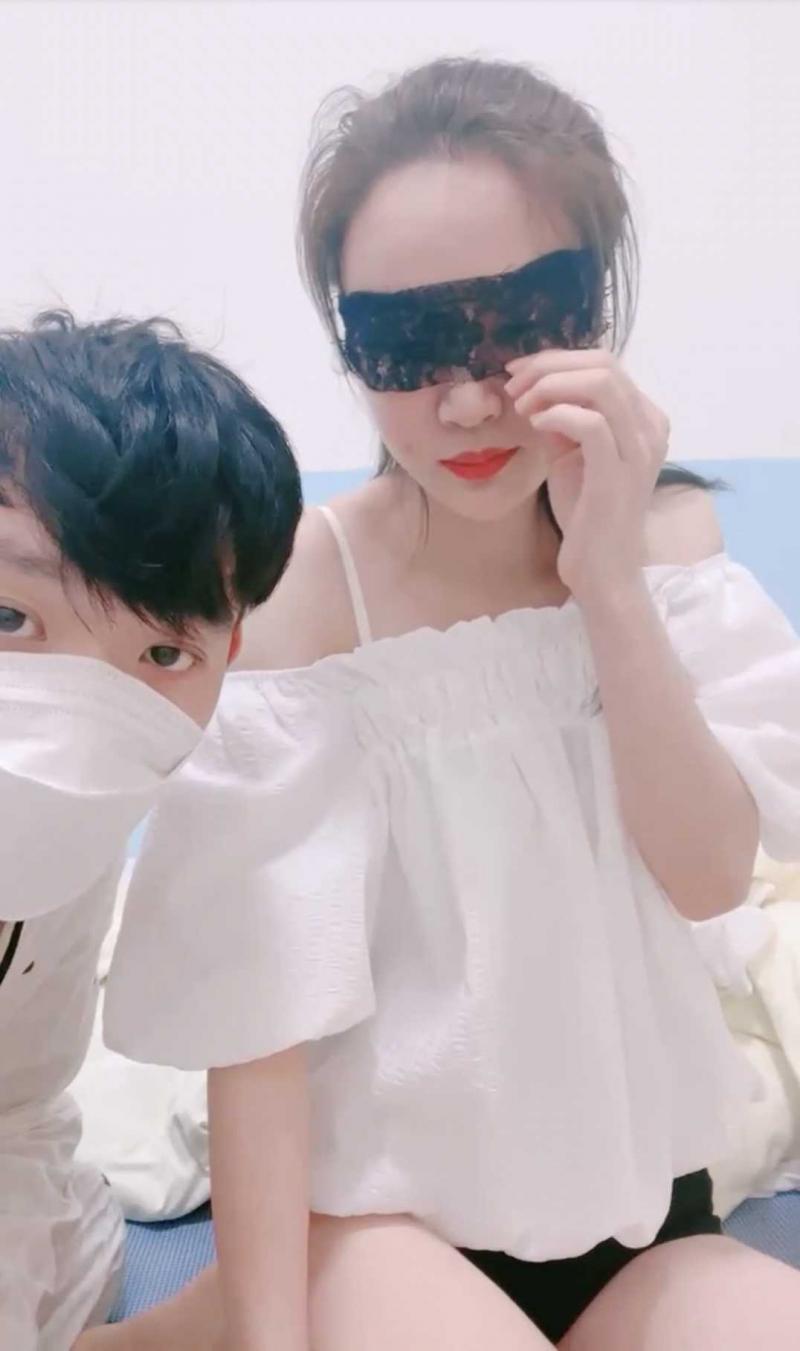 爆乳淫荡骚御姐！约炮操逼收费房！