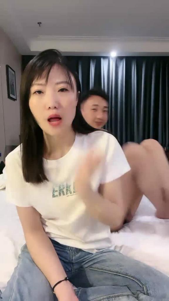 【夫妻直播，淫语对白】新人美御姐情侣操逼穿上牛仔裤骑马！
