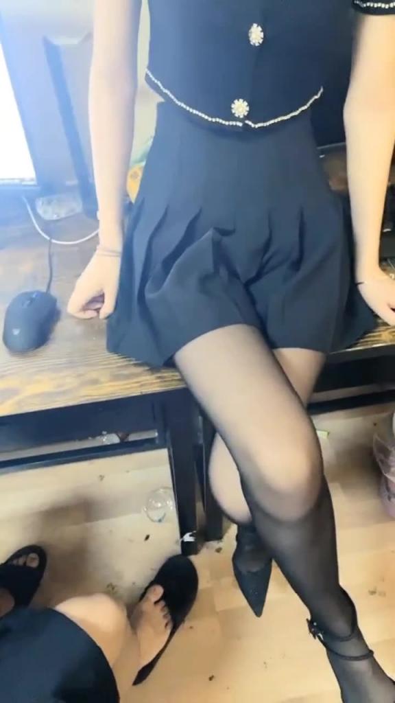 00后高跟黑丝JK修长美腿网吧激战