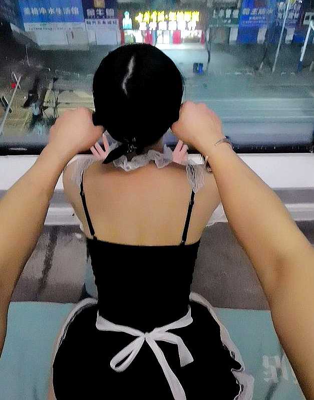 可爱双马尾妹子跪地给我口，任有我内射她