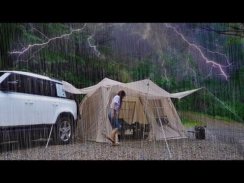 倾盆大雨中独自在破烂帐篷里露营 ASMR--yoyocamp