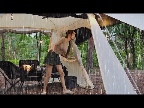 独自在闹鬼的山里冒雨露营☔在舒适的帐篷里看电影--yoyocamp