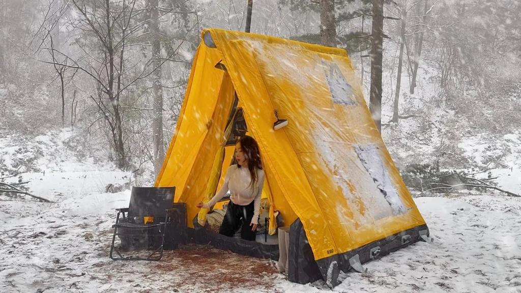 在雪林冰冻小屋的充气帐篷里露营