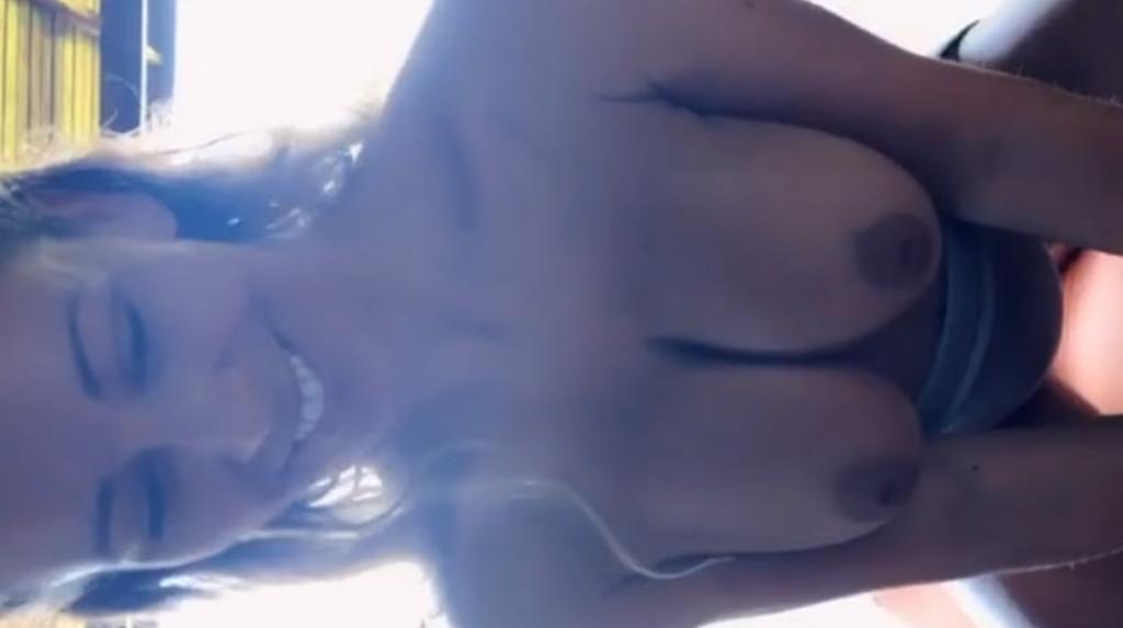 Cherie DeVille - 在公共场所激情释放