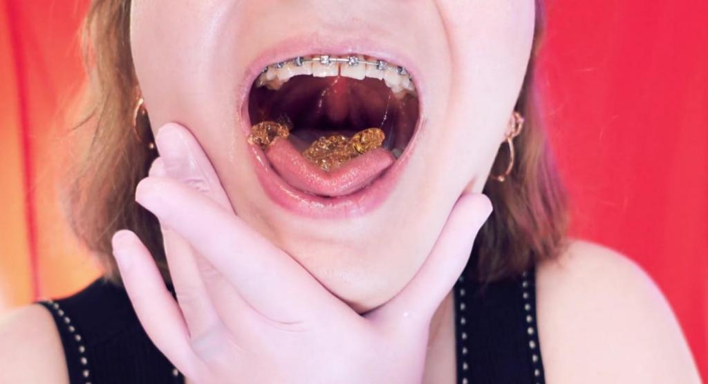Arya Grander - 带着牙套咀嚼和吞咽、口腔恋物癖 ASMR
